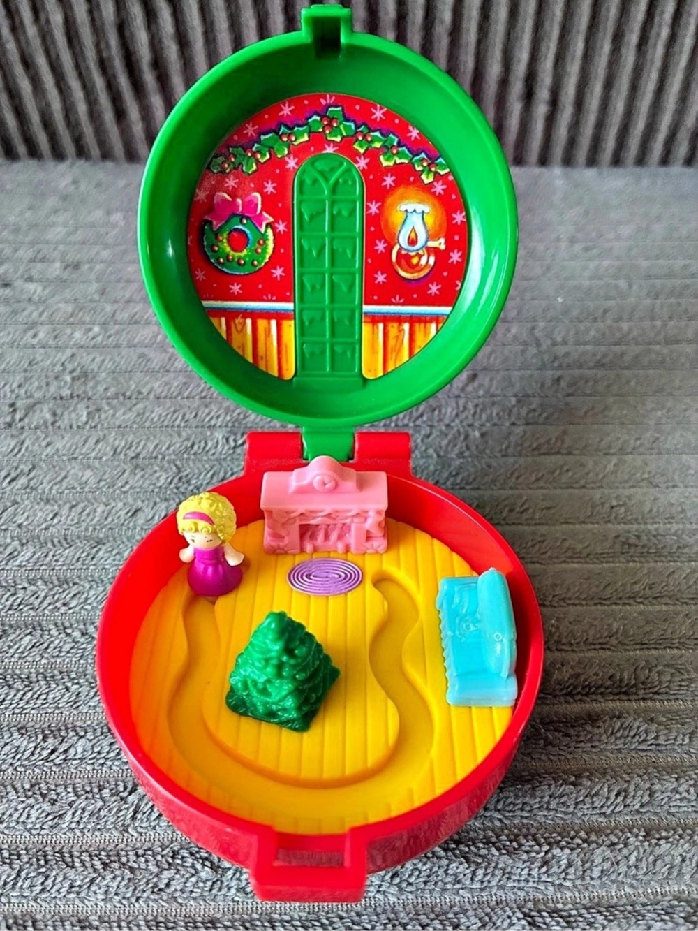 Polly Pocket Totally Toy Holiday Christmas Wreath Compact Case Playset in Green